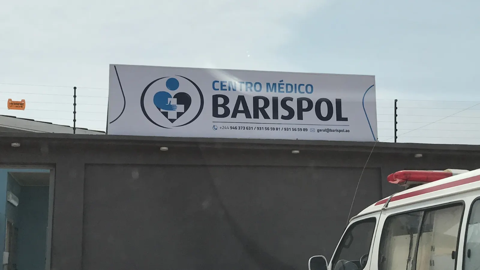 Fachada do Centro Médico Barispol, em Camama